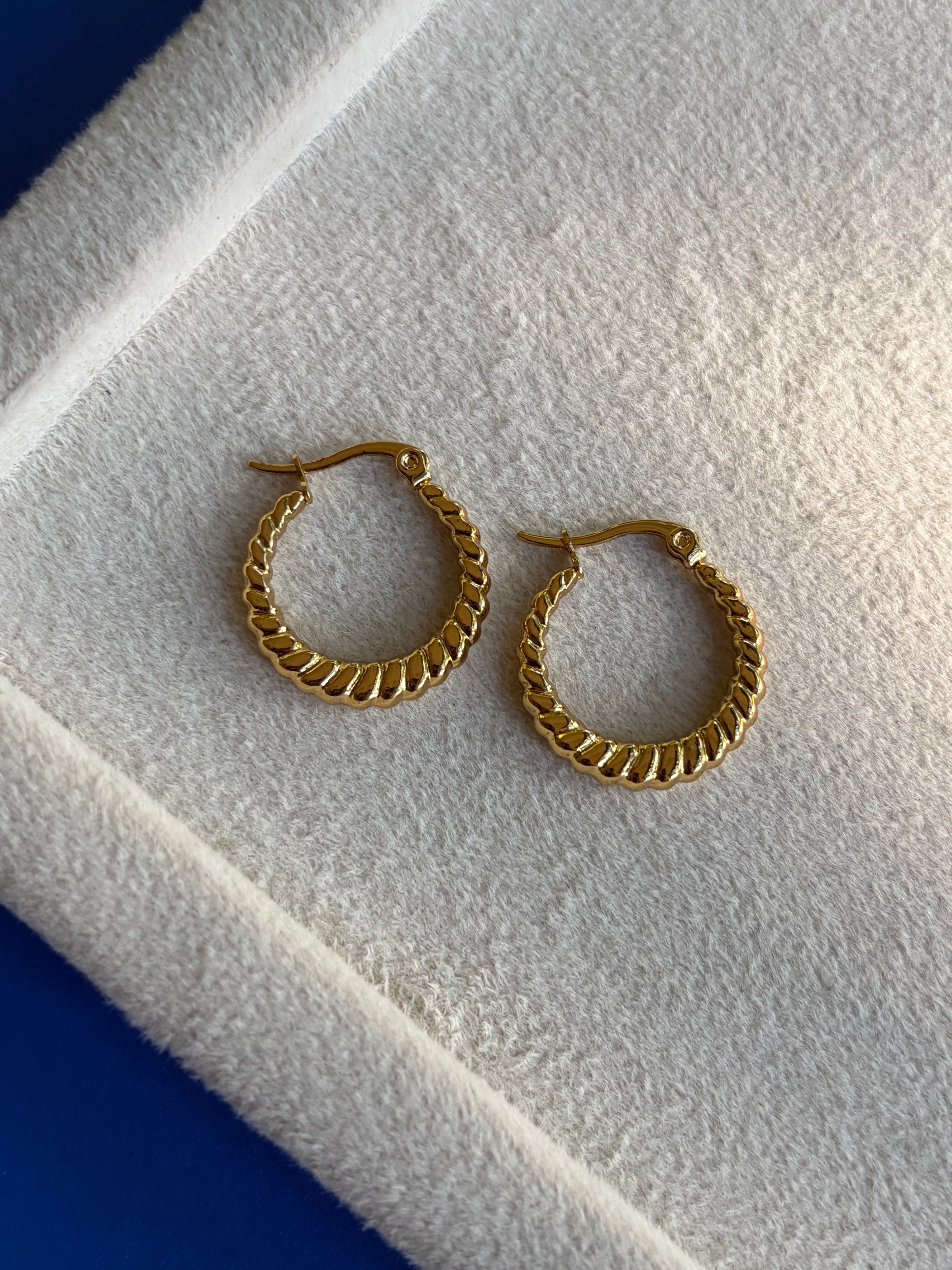 Twisted Scallop Hoop