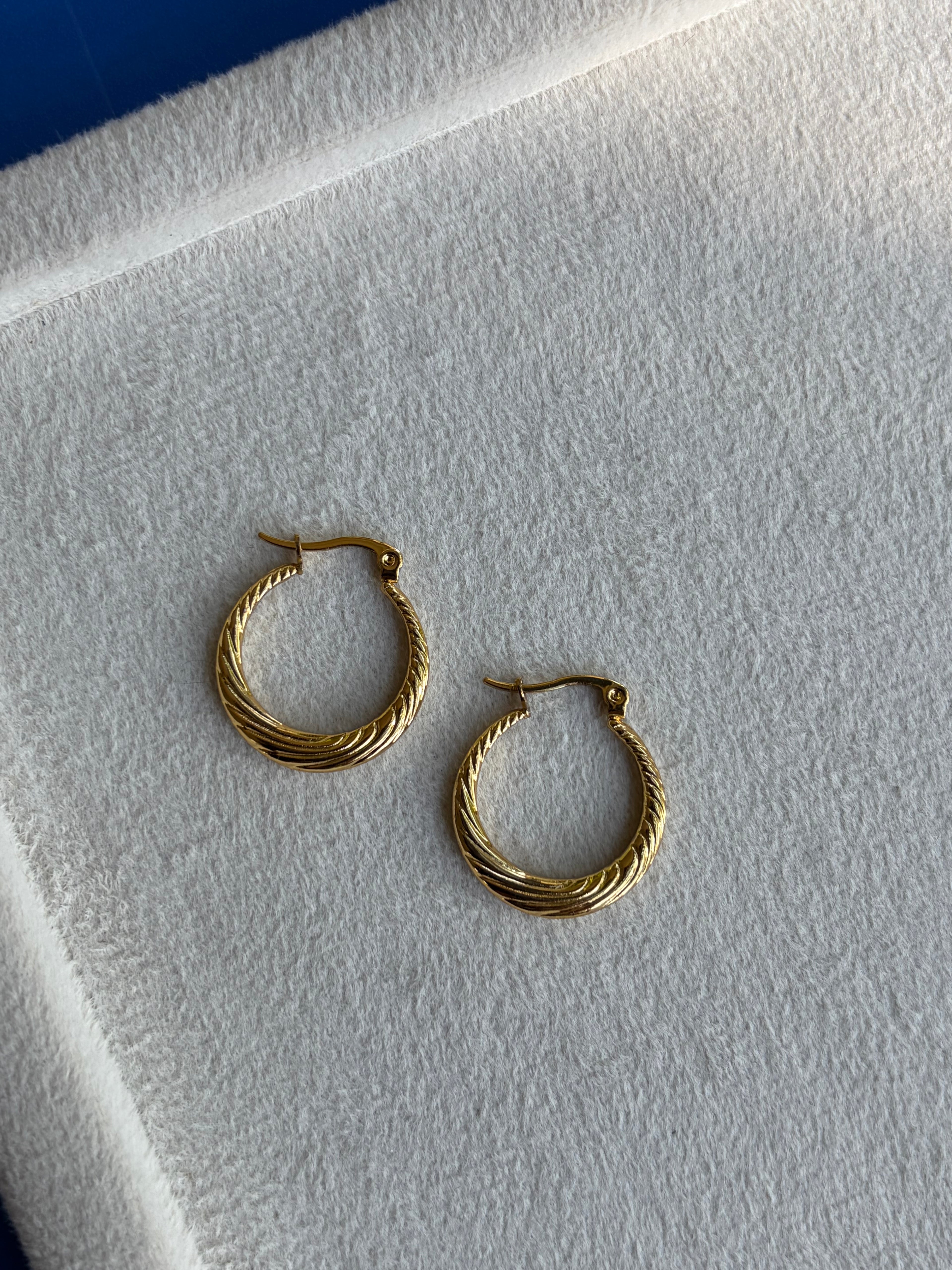 Long Minimal Hoop