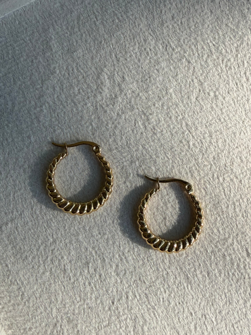 Twisted Scallop Hoop