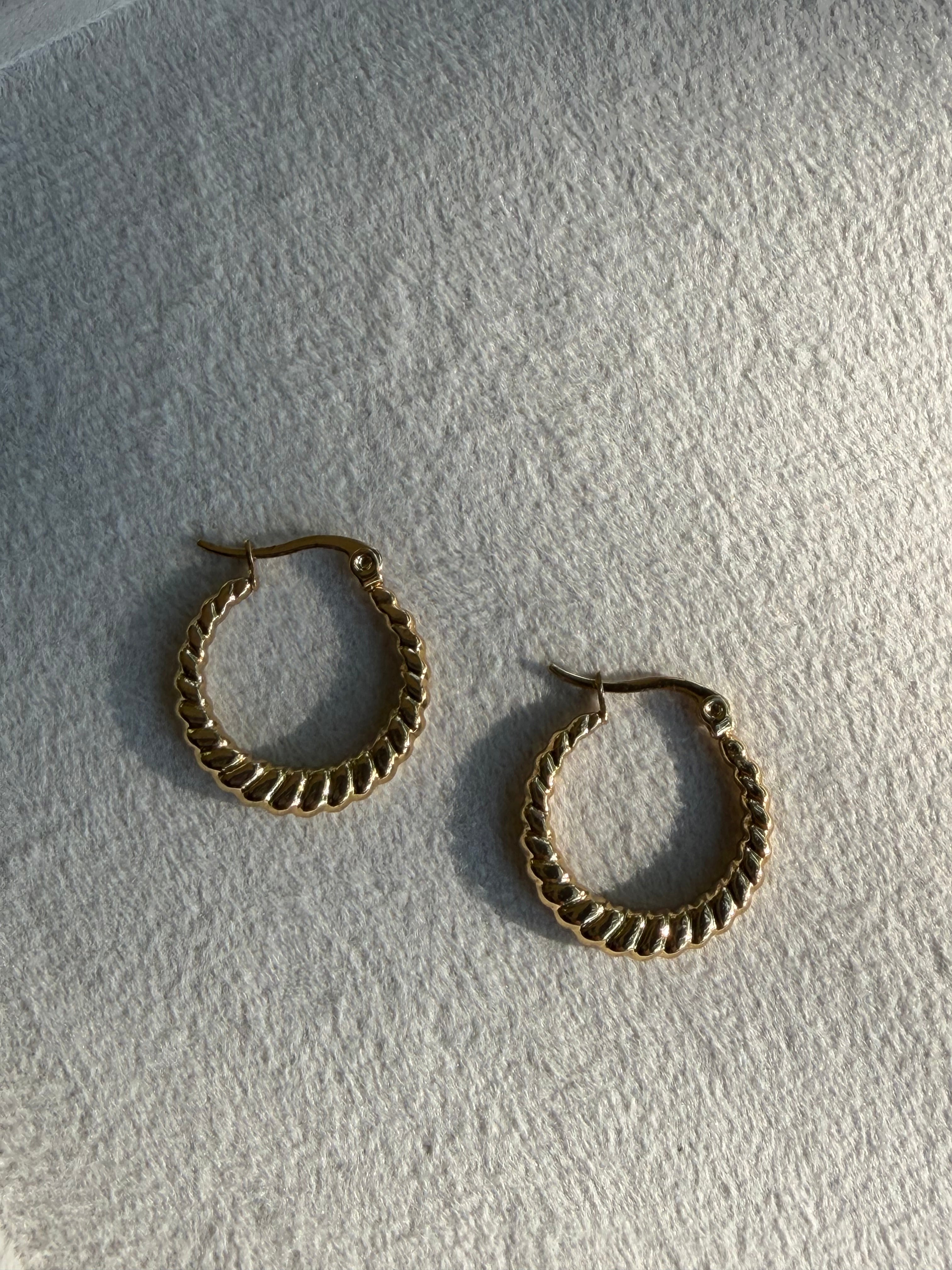 Twisted Scallop Hoop