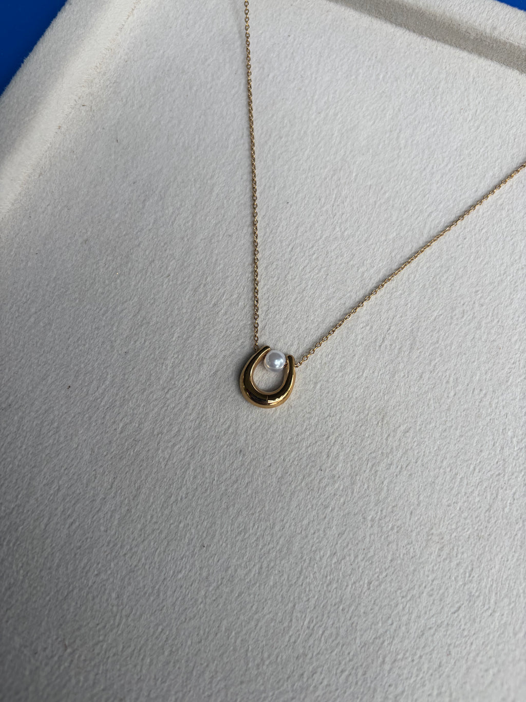 Pearl Horseshoe Neckchain