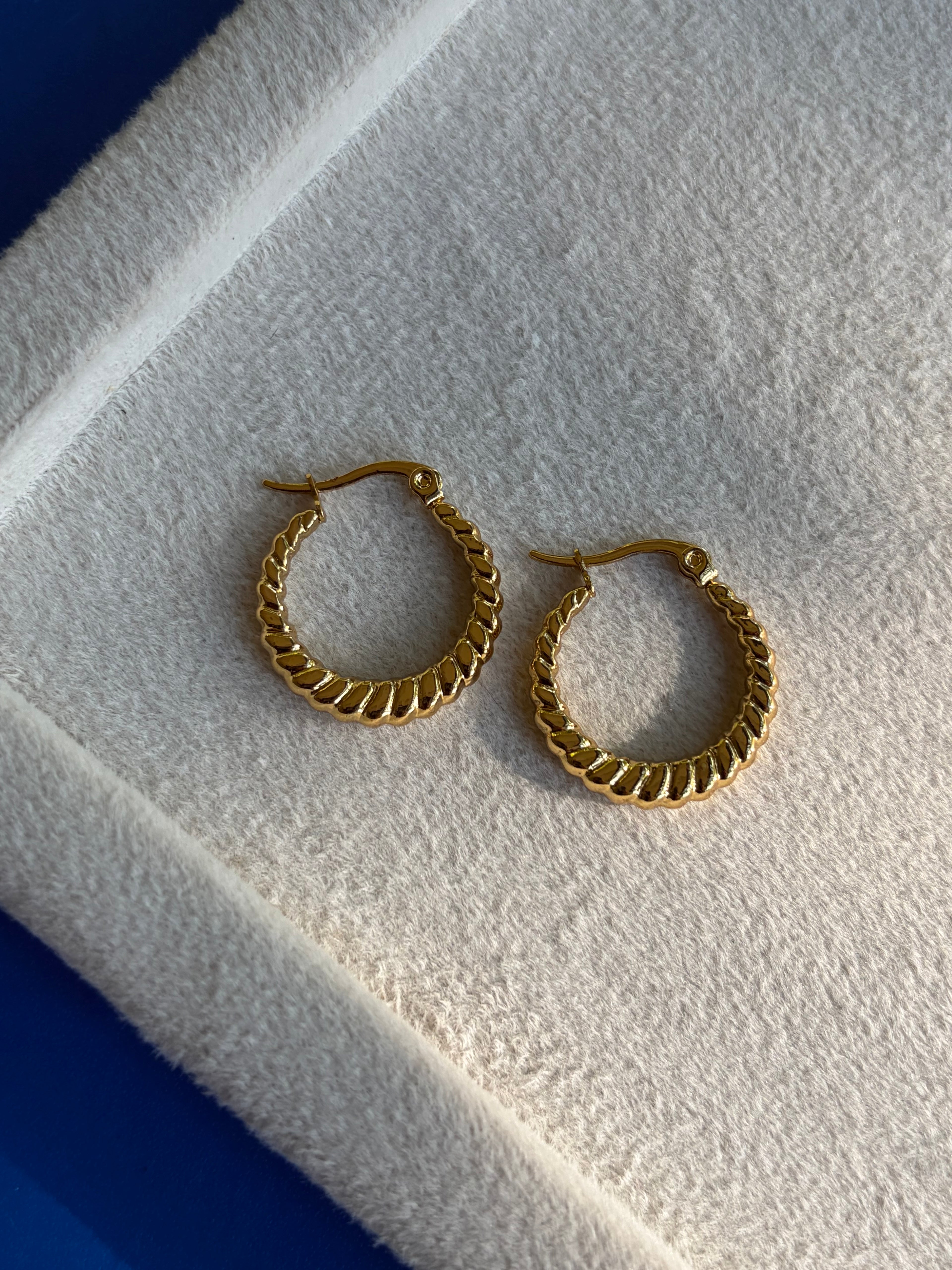 Twisted Scallop Hoop