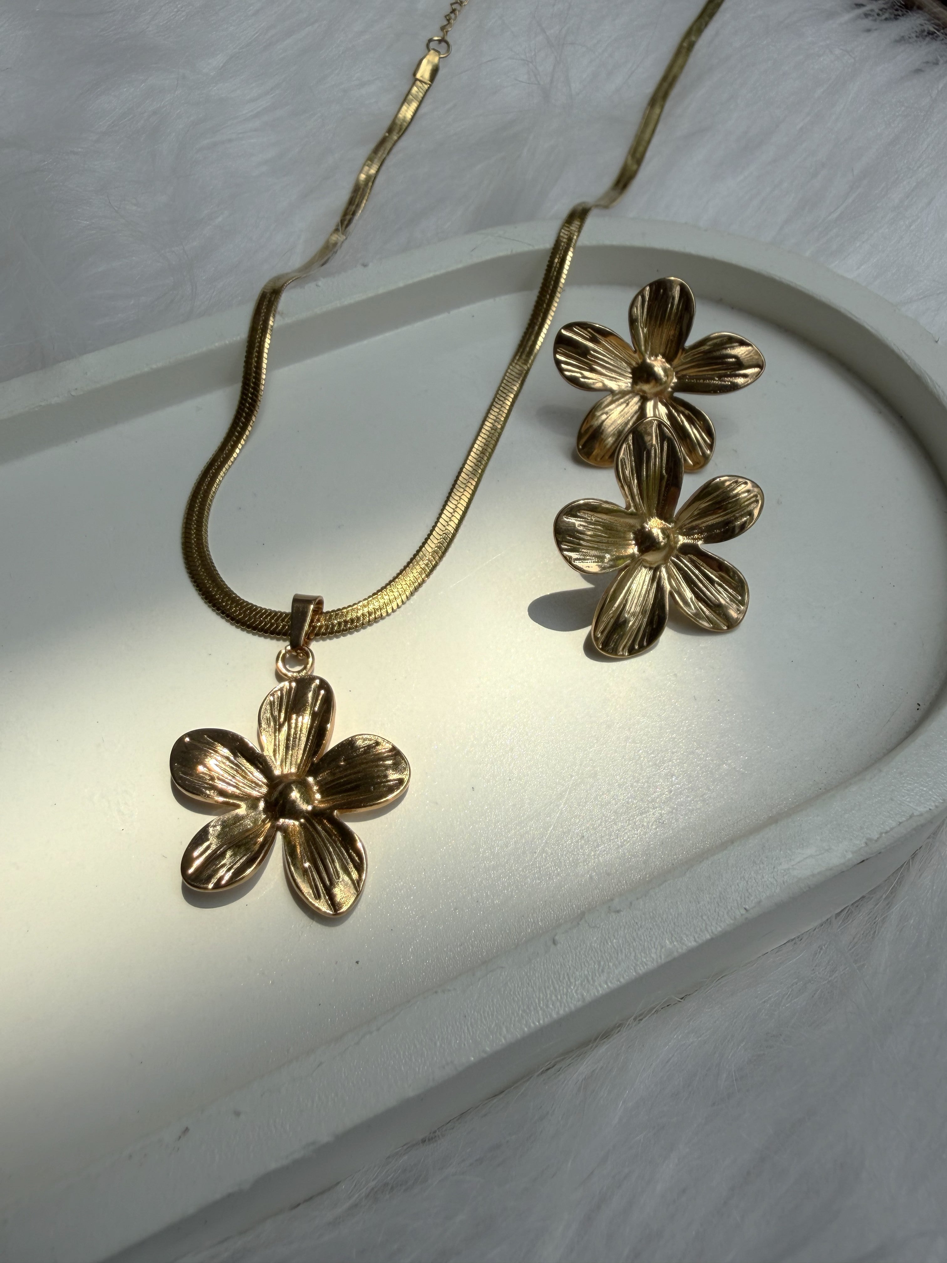 Flower neckchain and earring combo